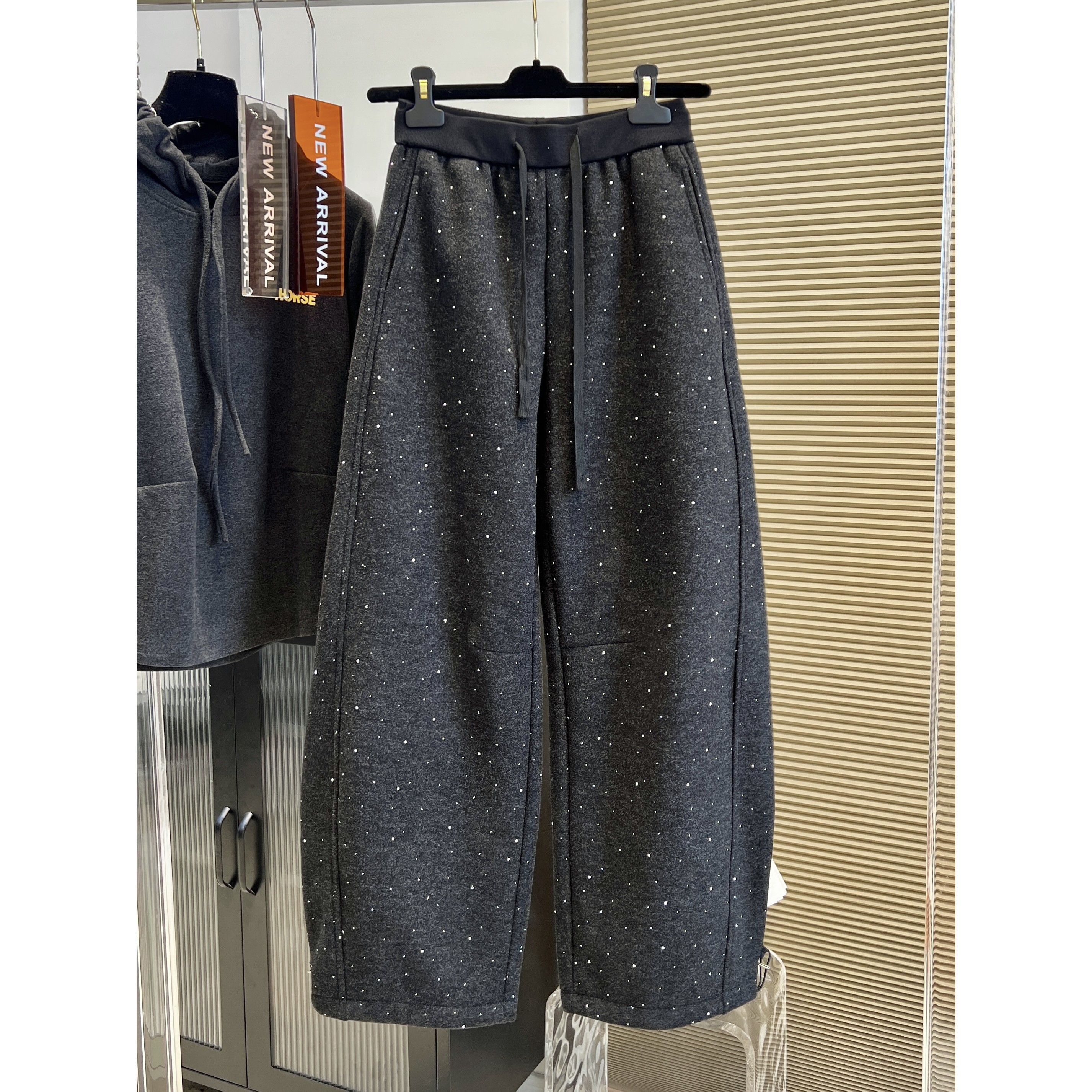 大码女装胖mm240斤加绒保暖卫裤女秋冬抽绳松紧腰弯刀阔腿休闲裤