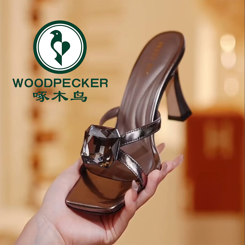 啄木鸟水钻方头露趾拖鞋女外穿2025夏季新款性感粗跟高跟时尚凉鞋