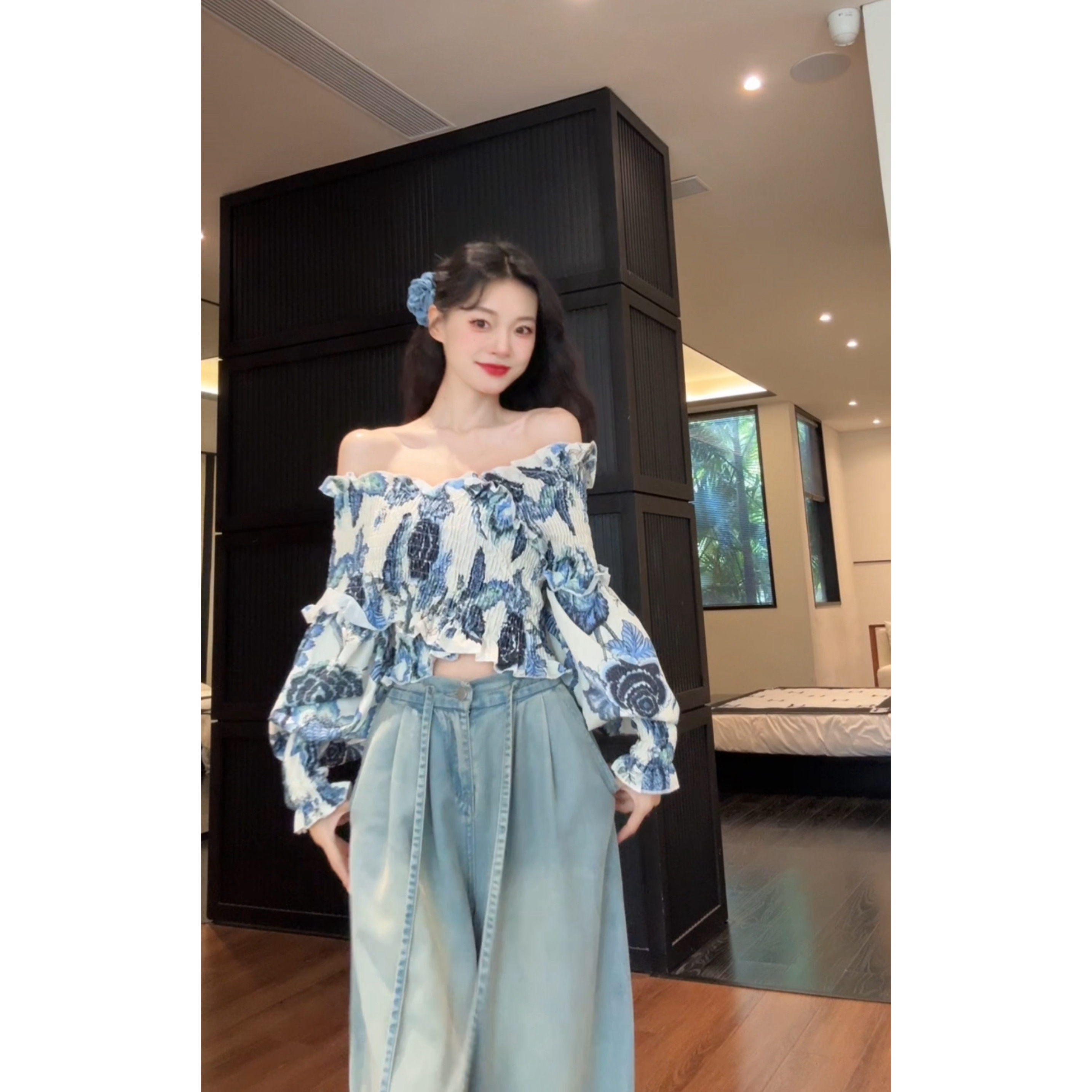 Seven七分糖青花瓷上衣新款一字肩气质锁骨不规则碎花长袖衬衫