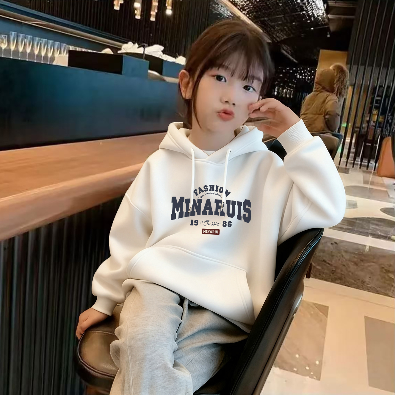 女童白色连帽套头加绒卫衣秋冬字母印花中大童洋气时尚设计感上衣