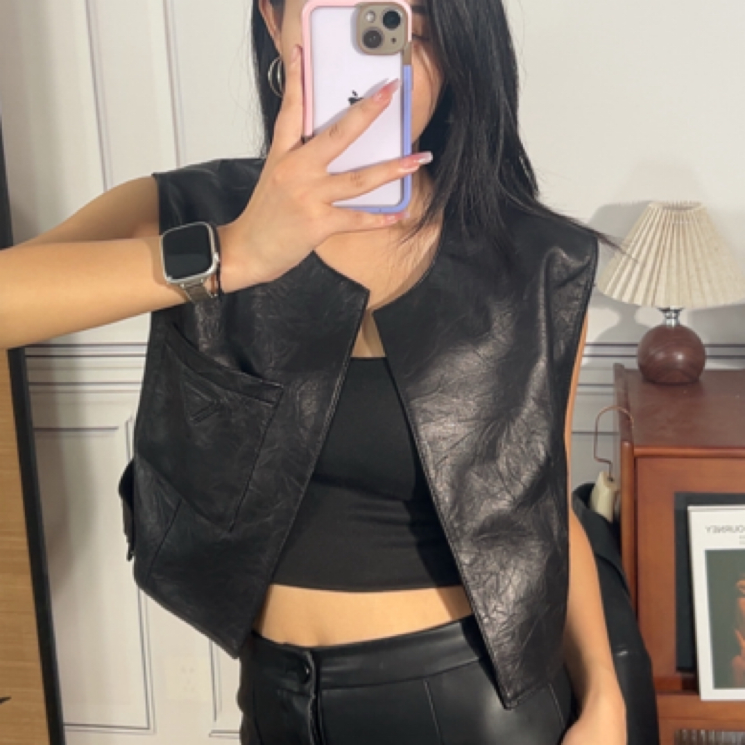 黑色羊皮抓皱马甲复古适中马夹秋季时尚短款马甲薄款无袖圆领起泡