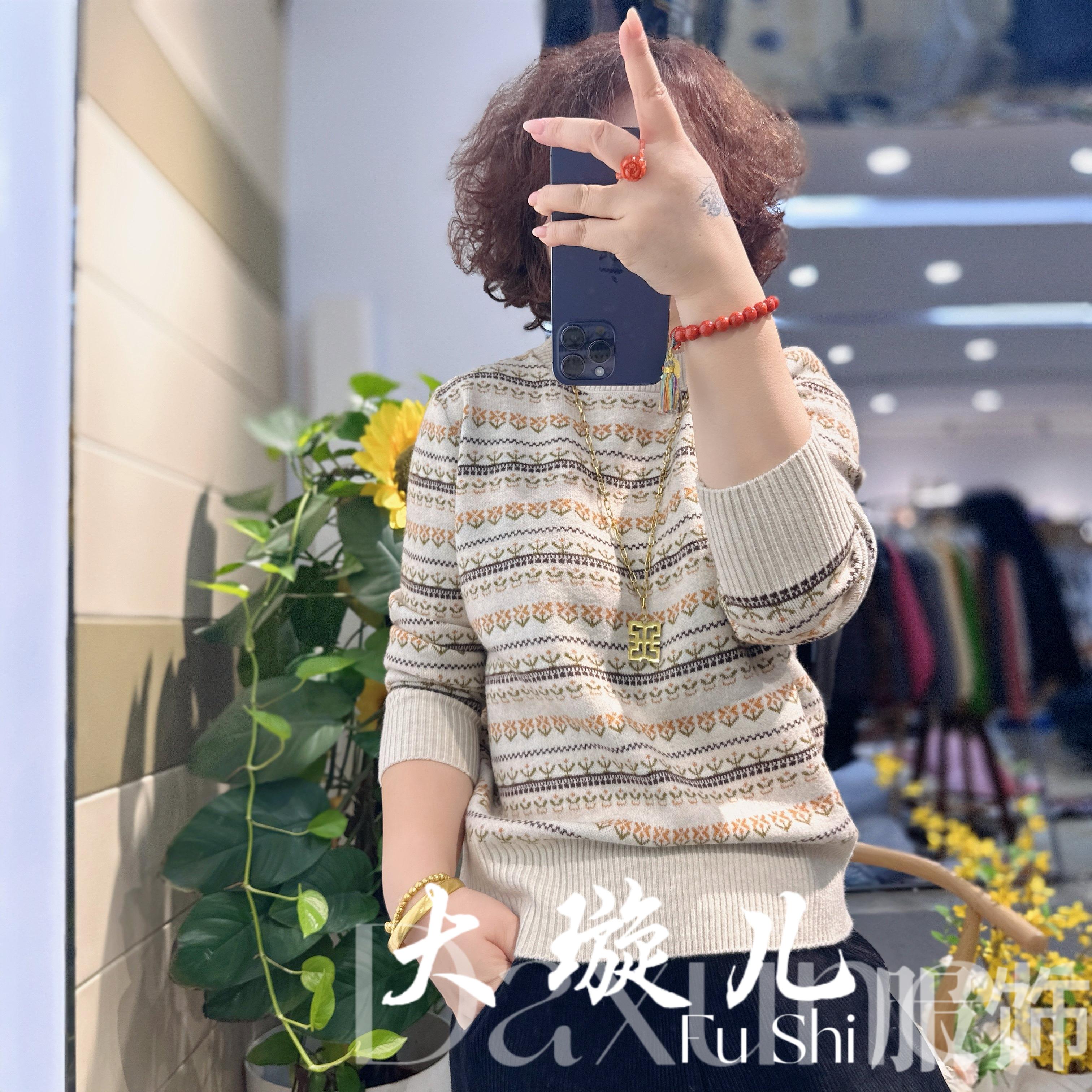 冬日必备【小花朵条纹圆领】2025冬款五彩织花显瘦加厚精纺羊毛上衣