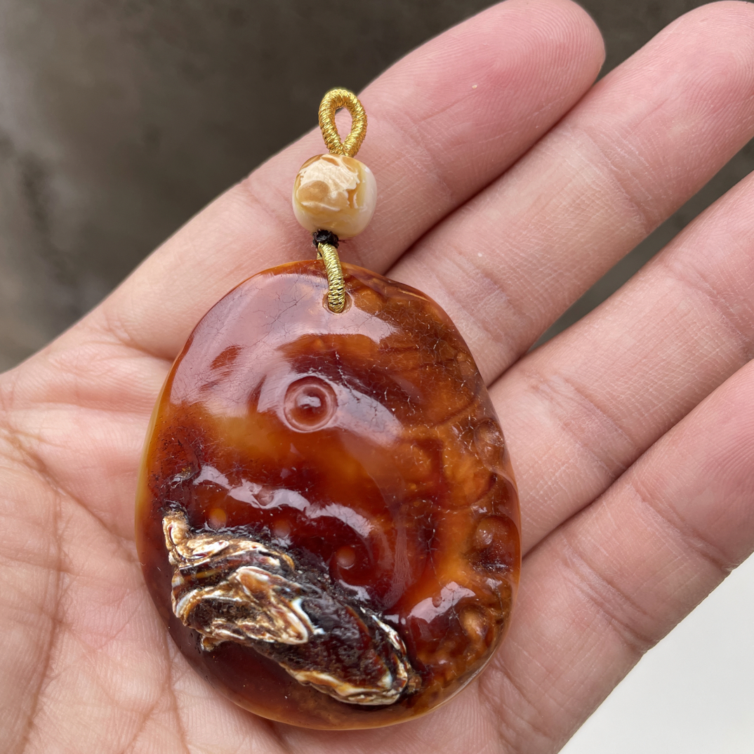 沁色蜜蜡吊坠原石文玩蜜蜡金白溶洞太极鱼23.36g50.4/42.4/19.9㎜