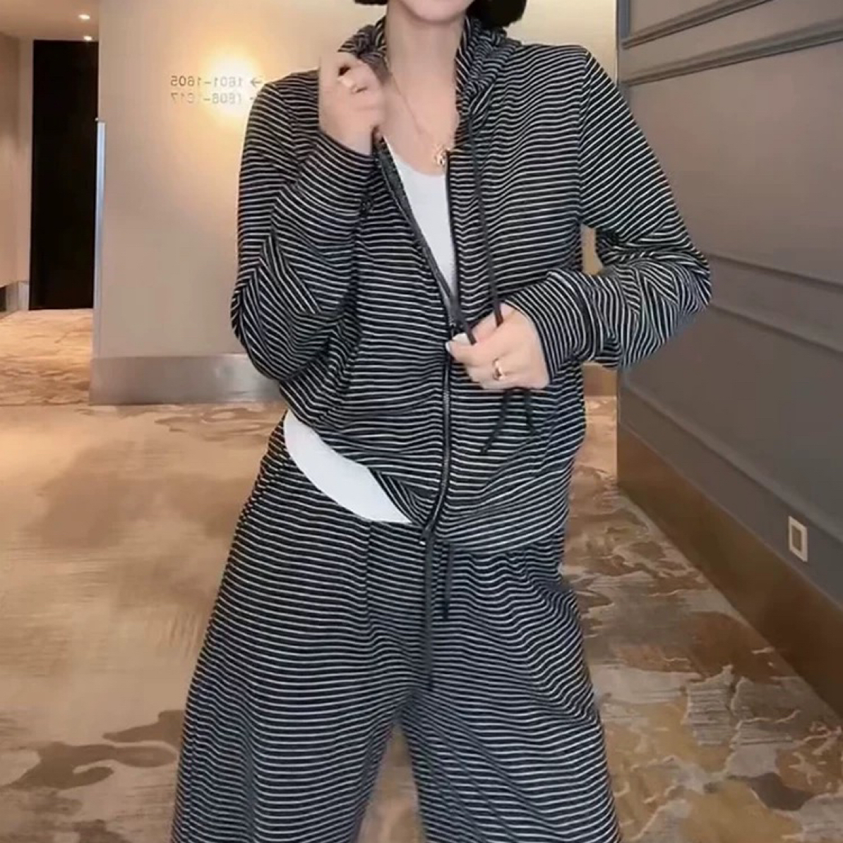 软幕融风韩版条纹运动两件套2025秋季新款连帽拉链外套直筒裤