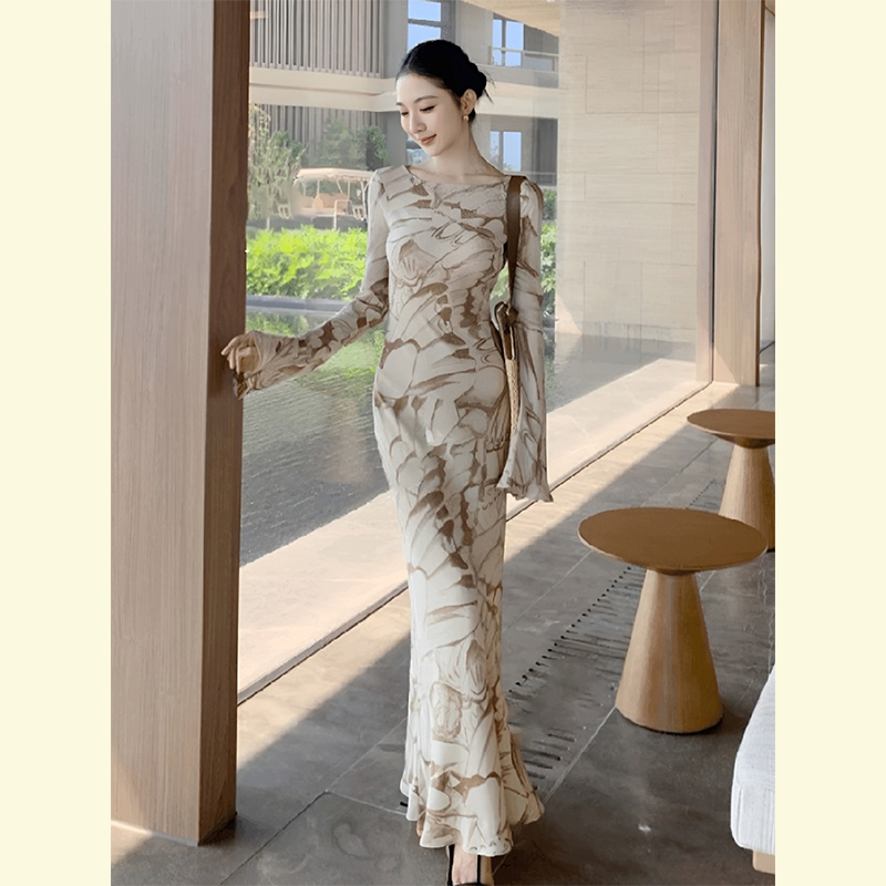 夏天巨好看小众法式长裙海边度假修身气质收腰喇叭袖印花连衣裙女