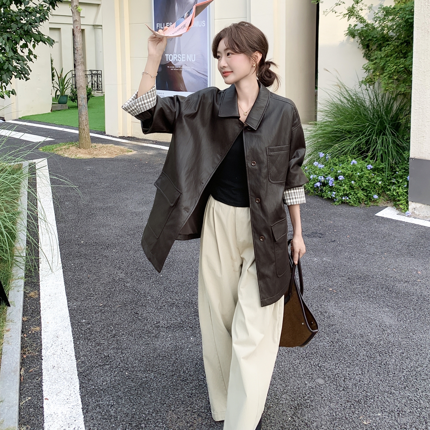 格纹拼接深咖色翻领皮衣外套女2025秋季新款显瘦巨好看减龄PU夹克