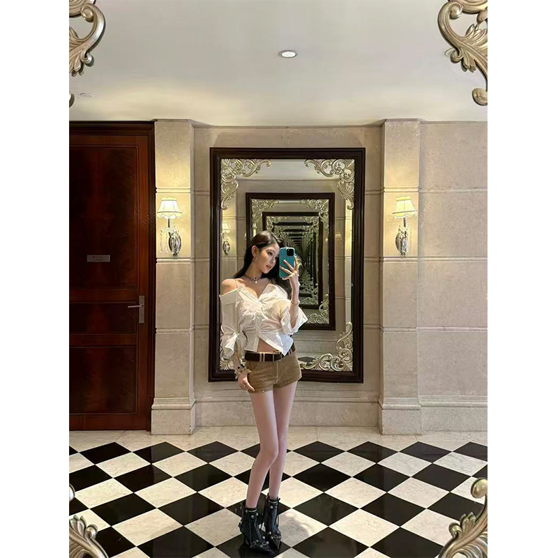 2025秋季新款法式白色设计感一字肩挂脖长袖衬衫女配休闲短裤