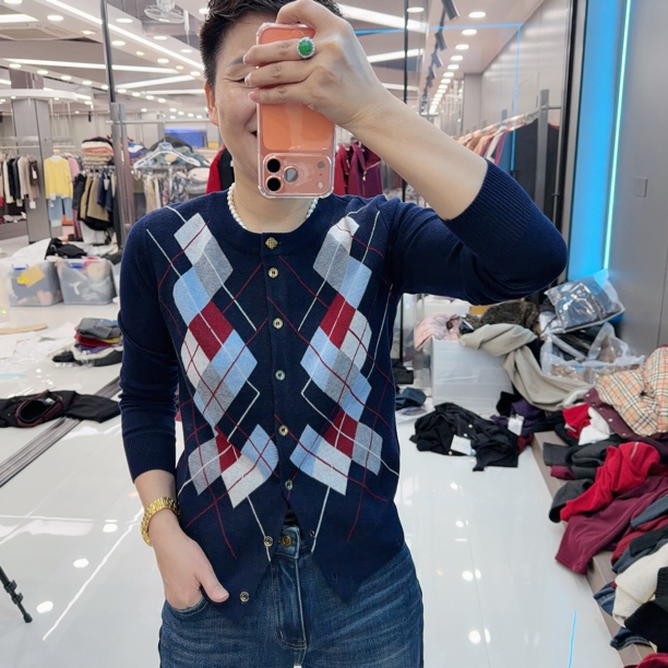 南韩高级正版菱格2色圆领开衫毛衣19309品