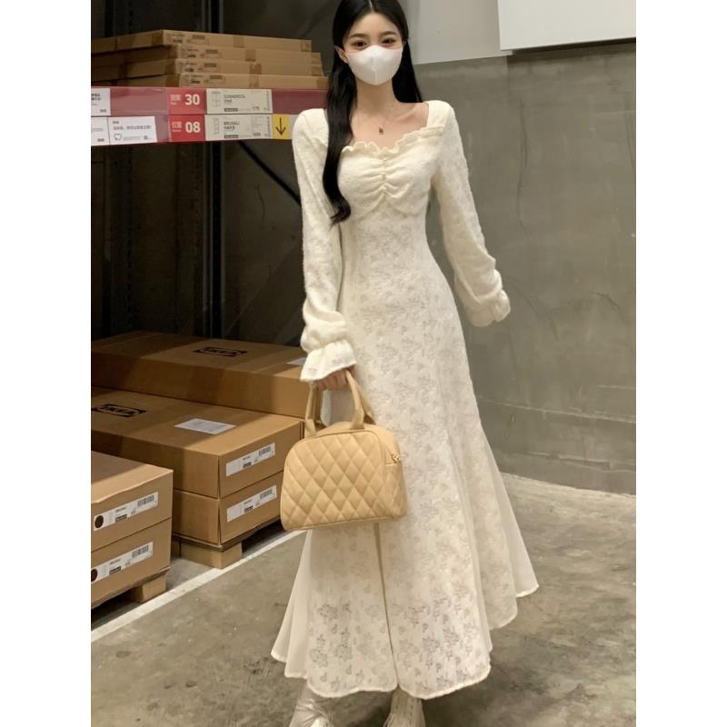 新款蕾丝v领褶皱连衣裙女秋冬新款显瘦收腰温柔内茶歇法式连衣裙