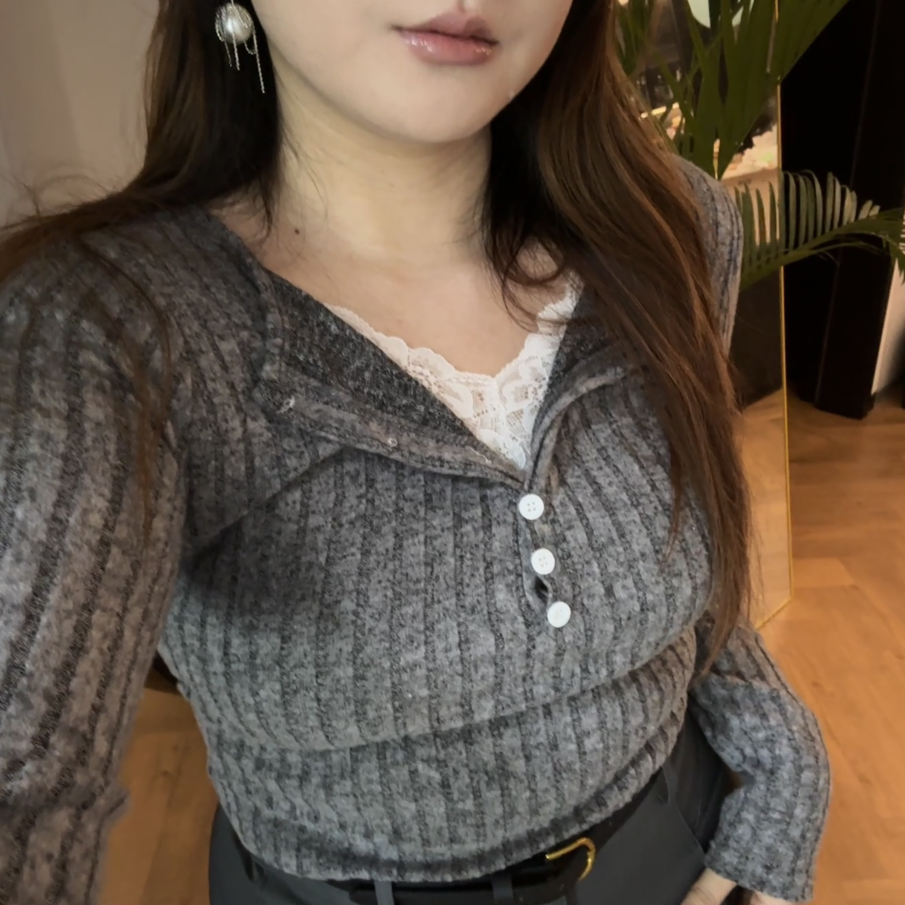 P25 大码微胖蕾丝纽扣秋季时尚女T恤拼接长袖针织打底衫修身显瘦