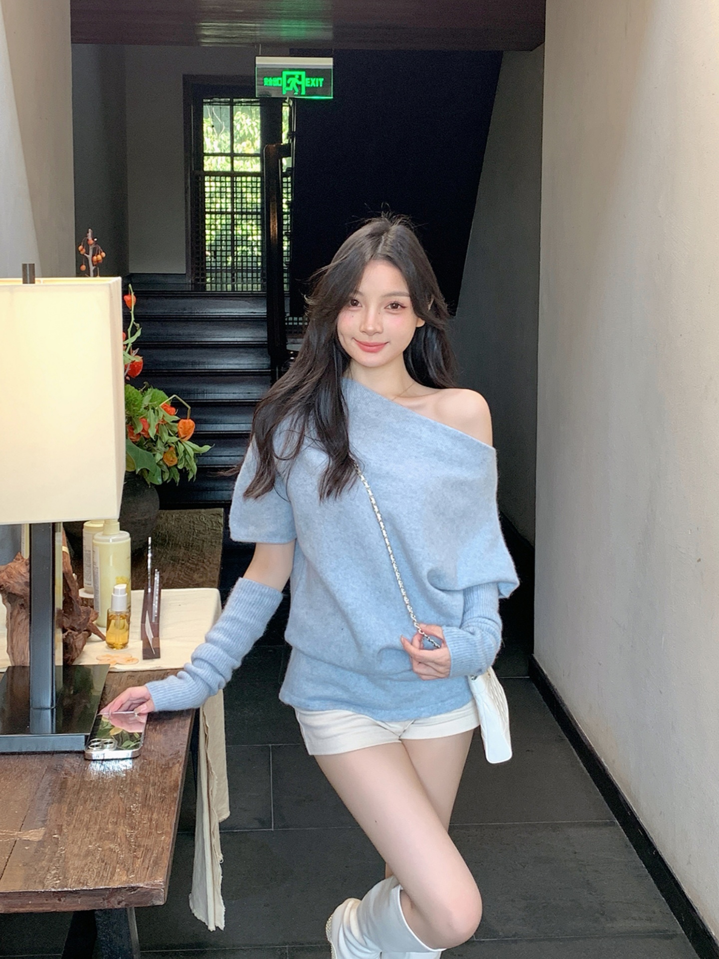 韩系蓝色斜肩套袖毛衣针织衫女秋冬慵懒风气质绝美超好看露肩上衣