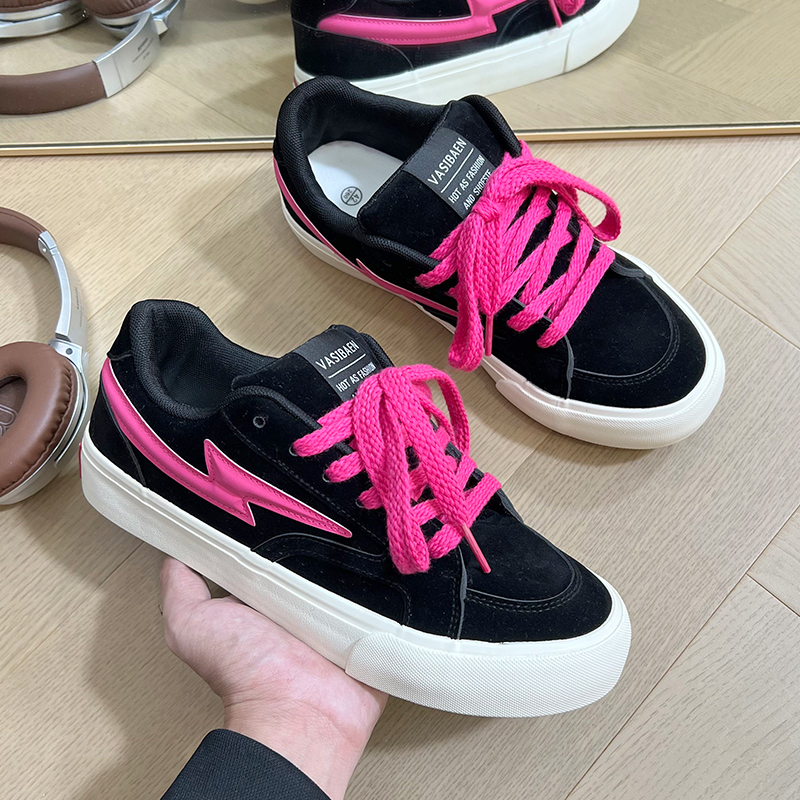 男鞋子2025秋冬爆款黑色面包鞋男生百搭小众设计港风痞帅板鞋男款