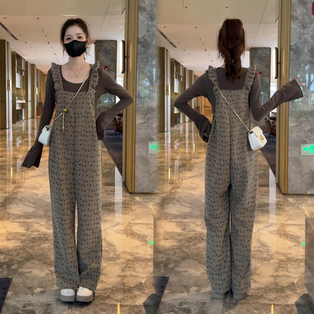 时尚洋气套装女2025年春早秋新款针织长袖打底衫碎花背带裤两件套