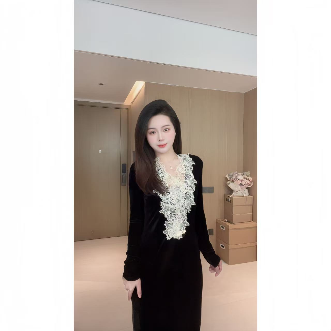 法式秋季V领蕾丝拼接连衣裙气质复古轻奢时尚显瘦