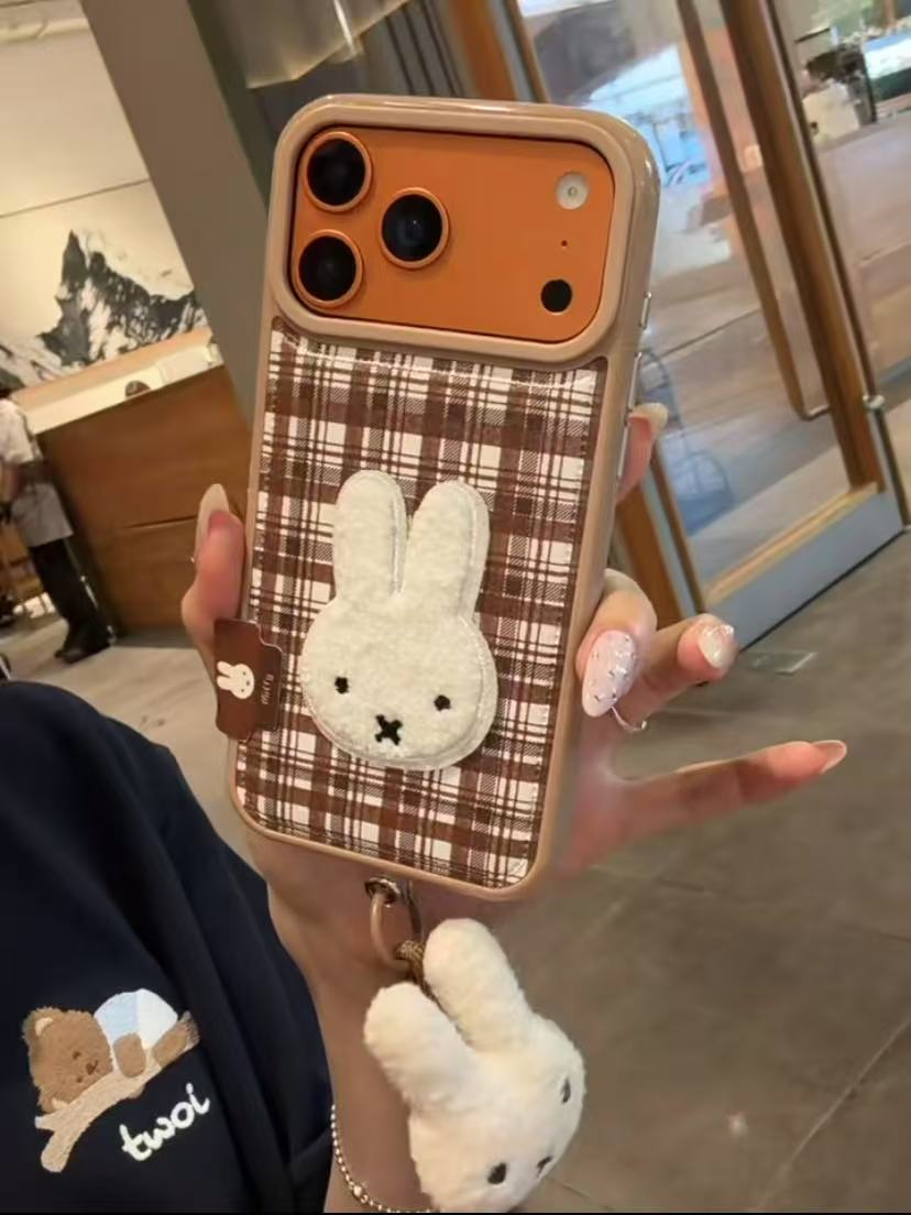 复古秋冬皮纹棕格刺绣米菲适用iPhone17pro手机壳苹果16pro手绳15