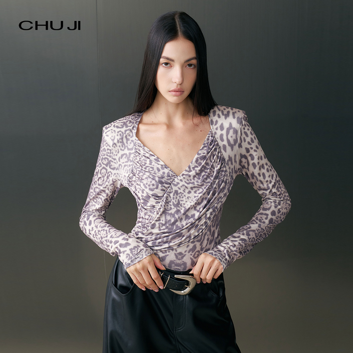 Chuji出迹设计感深V长袖连体衣女秋冬时髦豹纹打底衫上衣E2Z2801T