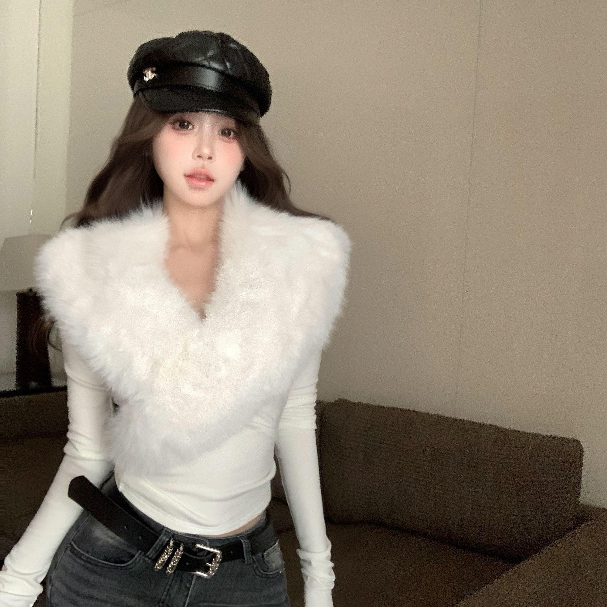 白色交叉毛领长袖恤女冬季高级感收腰修身内搭辣妹显瘦打底上衣