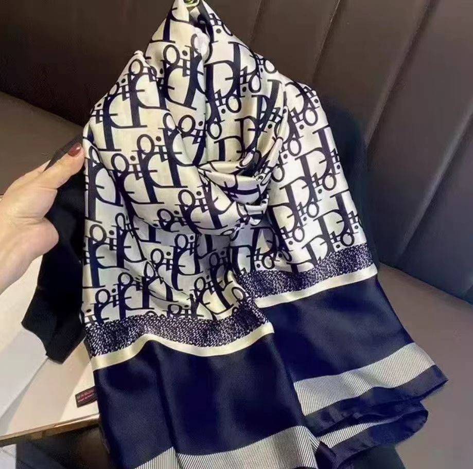 意大利【设计师】蓝色字母旅游丝巾180*80 误差1-5cm