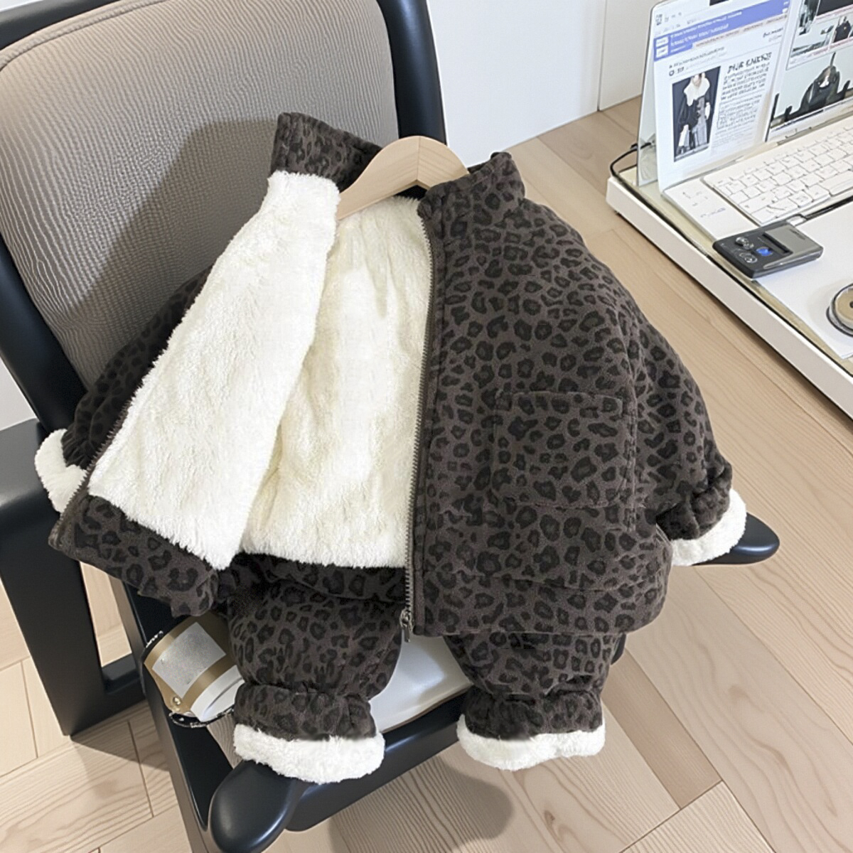 男女童冬季套装2025新款儿童洋气豹纹加厚加绒冬装宝宝保暖棉袄裤