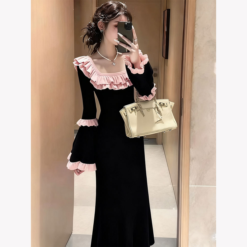 黑色小香风花边领针织连衣裙子女2025新款秋季甜美收腰喇叭袖长裙