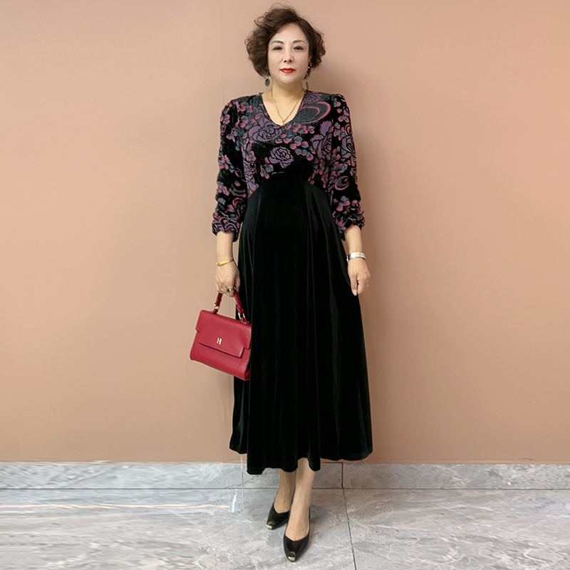 H秋季新款时尚妈妈丝绒拼接连衣裙高档遮肉显瘦烧花长裙50-60岁裙