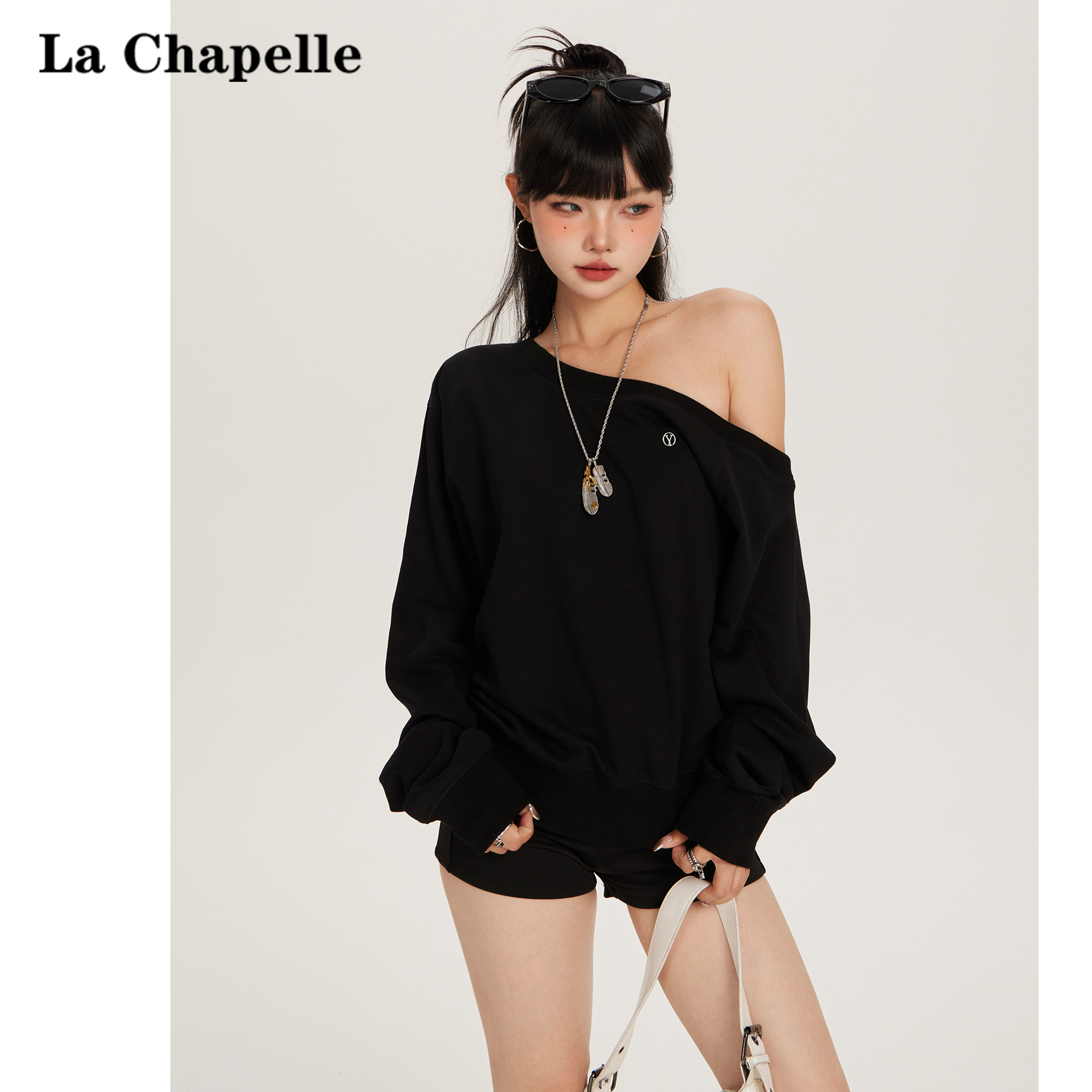 拉夏贝尔赵露思许妍同款斜肩卫衣女2025秋季一字领松弛感露肩上衣