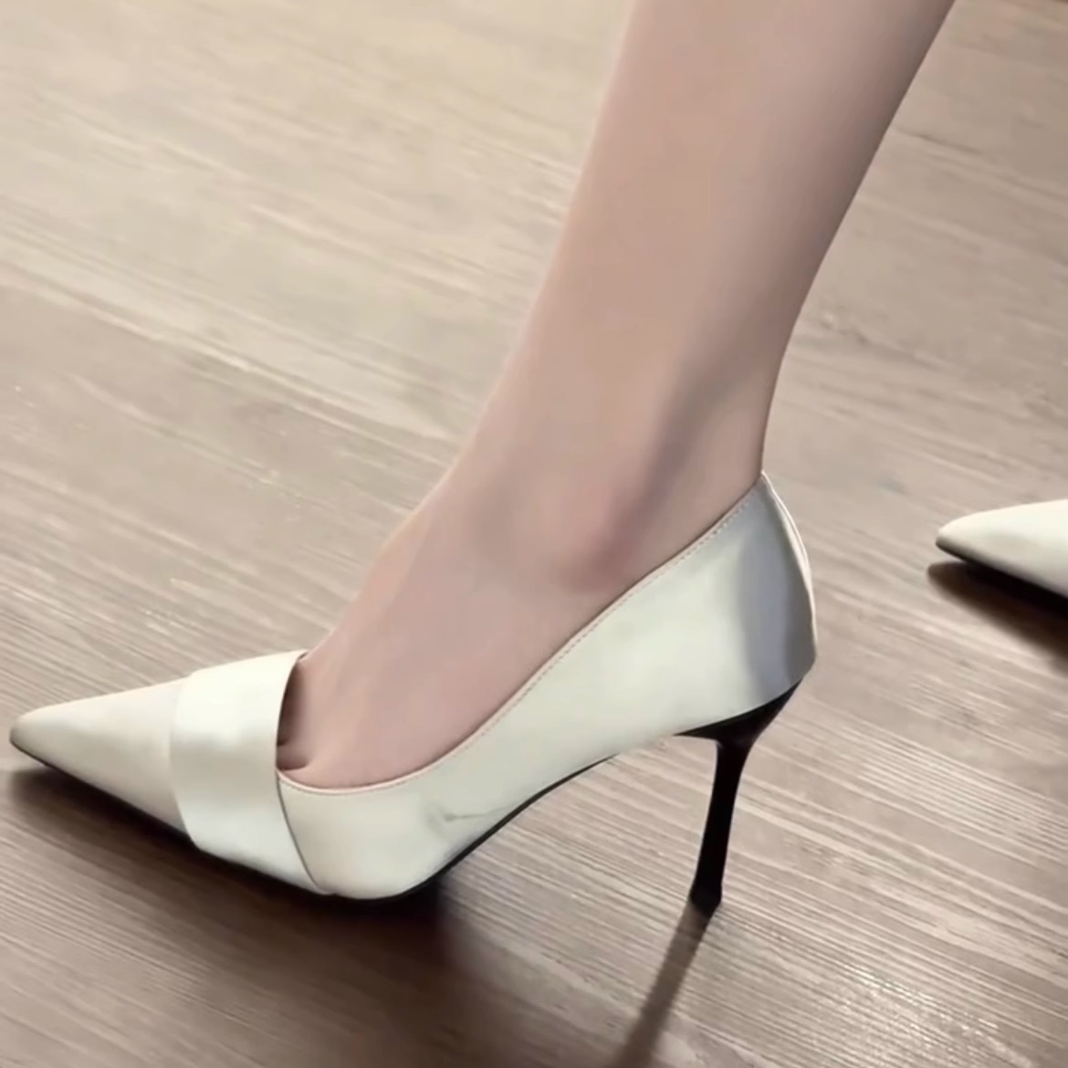 春秋新款法式白色尖头百搭细跟单鞋性感一字带绸缎浅口通勤高跟鞋