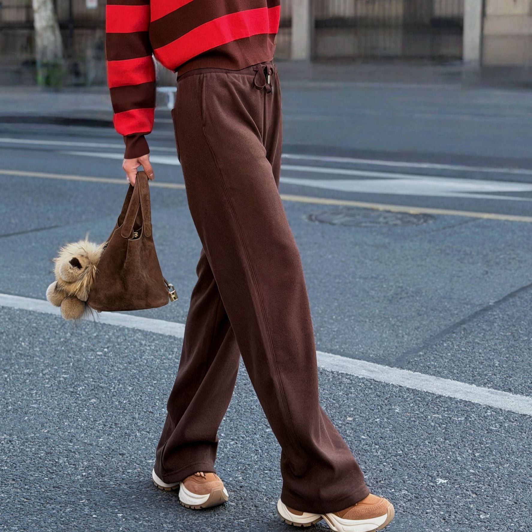 MUBINE冬季新款慵懒风加厚加绒松弛感显瘦休闲松紧抽绳长裤 25312