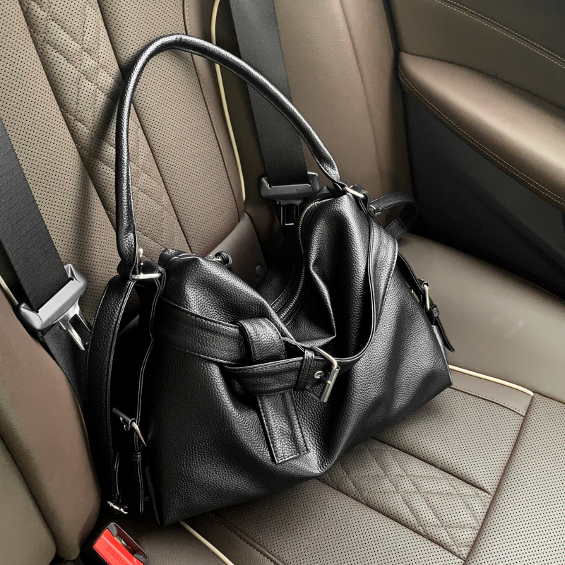 做旧机车风软皮大容量2025新款单肩斜挎包腋下包通勤托特包黑色系