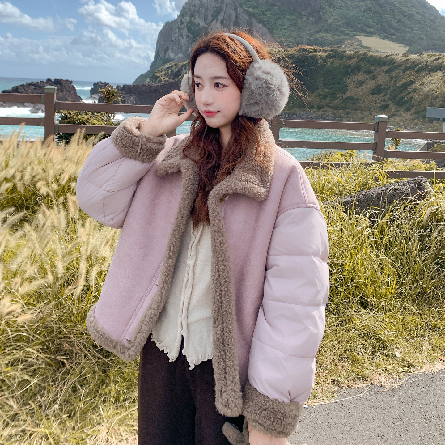 粉紫色羊羔毛拼接牛角扣羽绒服女冬2025新款甜美风90白鸭绒短外套