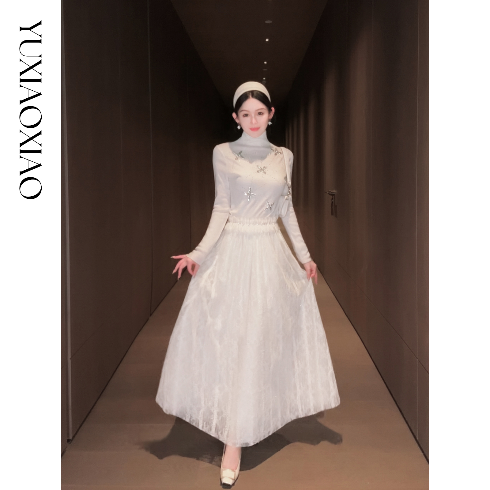 余潇潇【灵泉寓言】舒适绵羊毛混纺水钻修身高领针织衫&蕾丝半裙