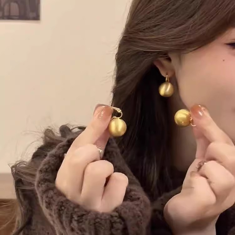 s925银针耳环2025新款爆款高级感女金属磨砂拉丝球球耳扣轻奢小众