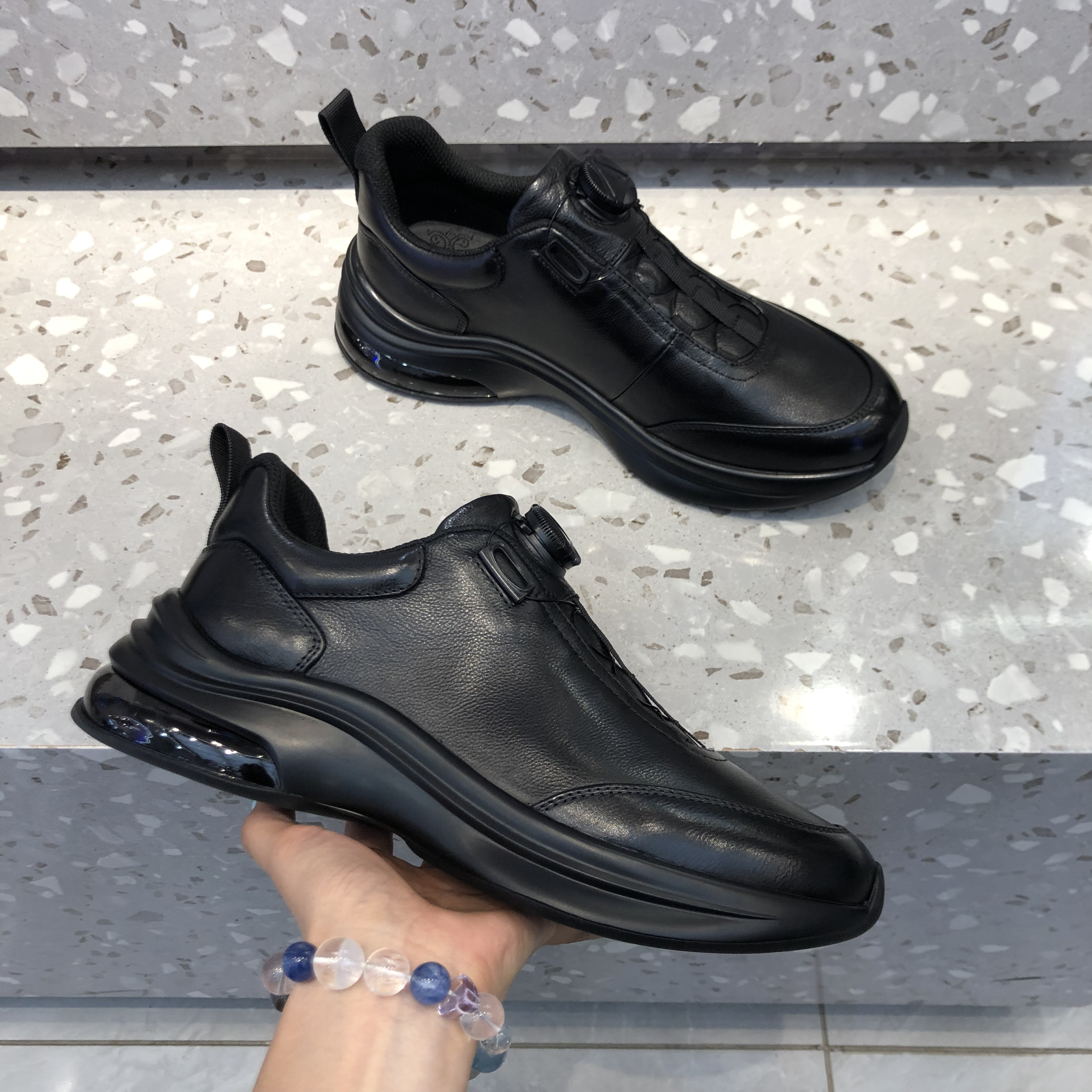 时尚男士休闲鞋商务气垫底潮鞋软底纽扣黑色牛皮休闲鞋皮鞋运动鞋