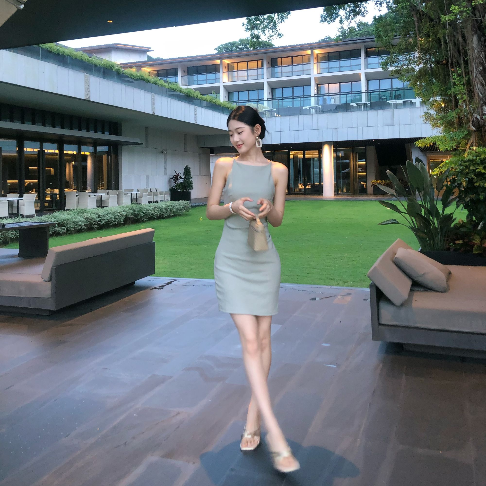 时尚显瘦气质名媛一字领吊带无袖修身短裙法式收腰设计感连衣裙