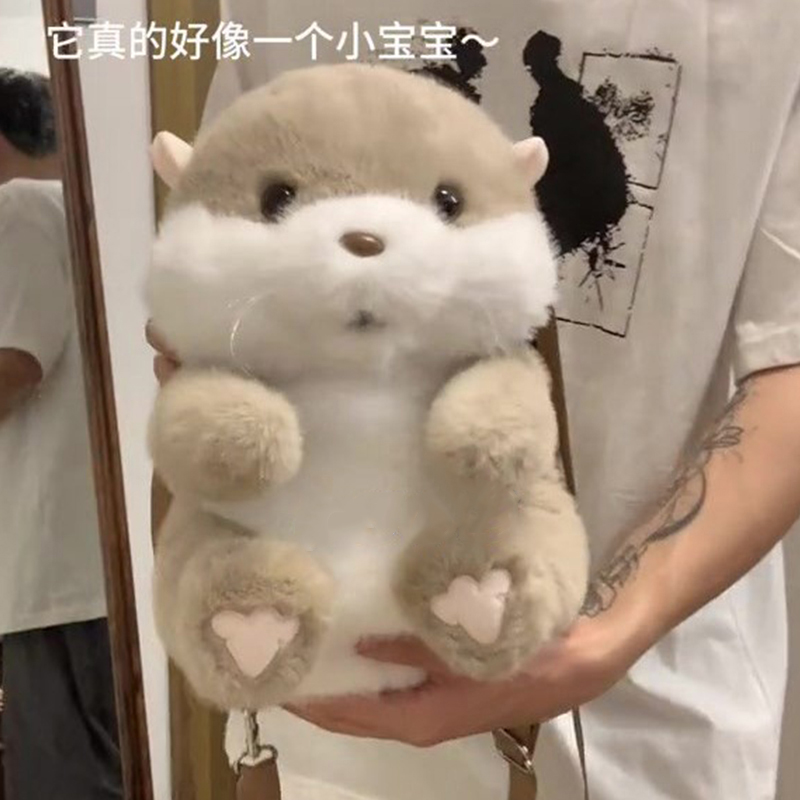 吐舌头撒娇可爱水獭双肩包毛绒玩偶送女生的创意礼物智能水獭背包