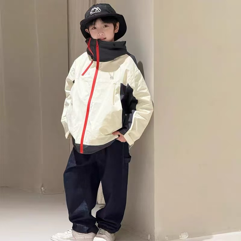 2025新款男童工装外套冲锋衣春秋款撞色户外上衣简约大方拼接
