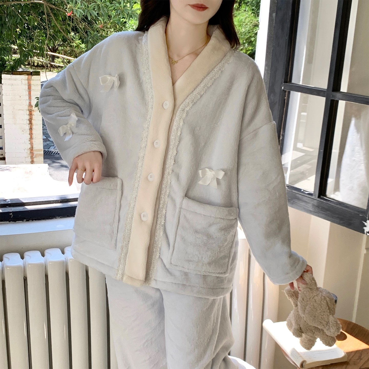 睡衣女款爆款2025新款秋冬季珊瑚绒加厚加绒法兰绒保暖家居服套装