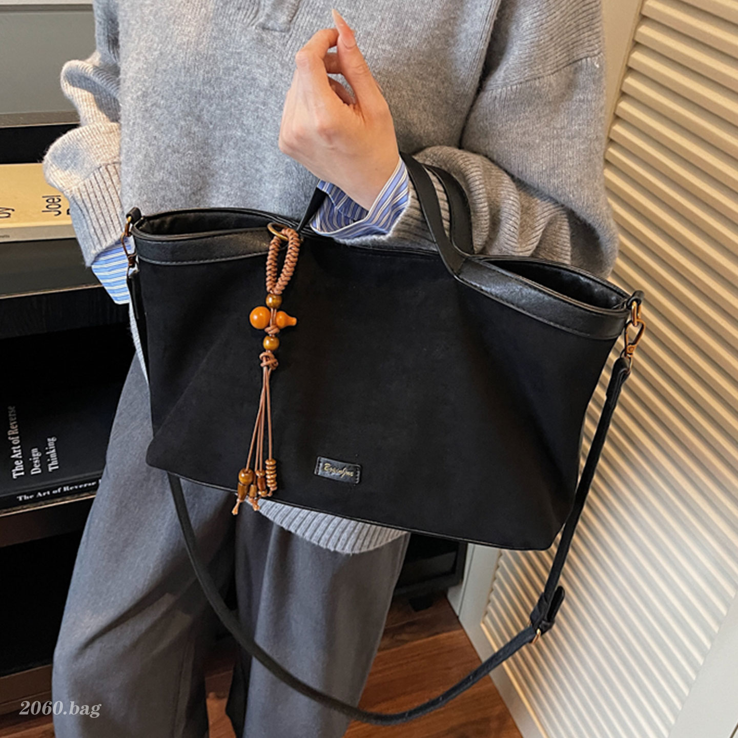 休闲百搭简约大容量麂皮绒斜挎通勤2025秋季女式单肩手提托特包