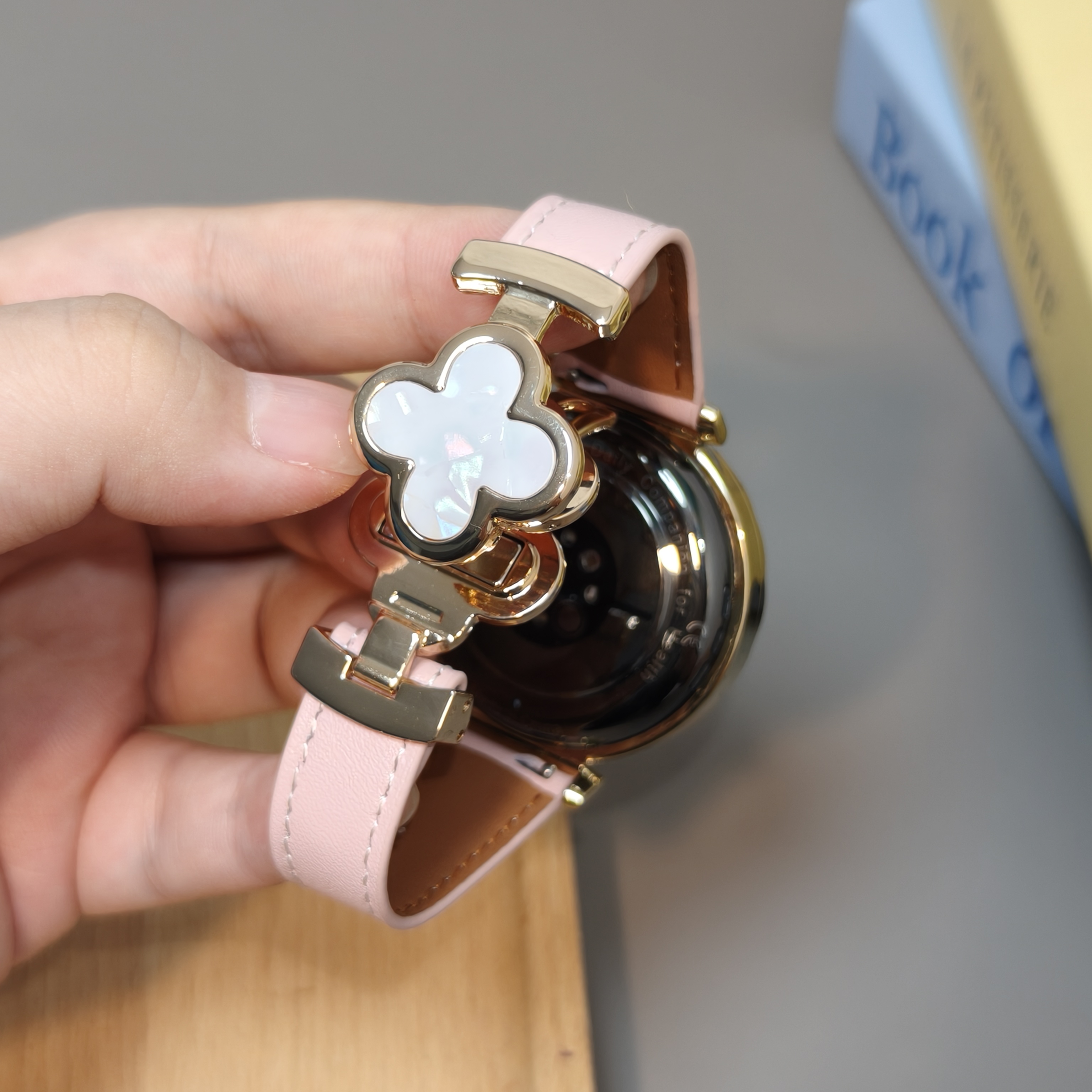 适用华为GT6手表带watch4真皮腕带fit3贝母磁吸四叶草pro女款gt54