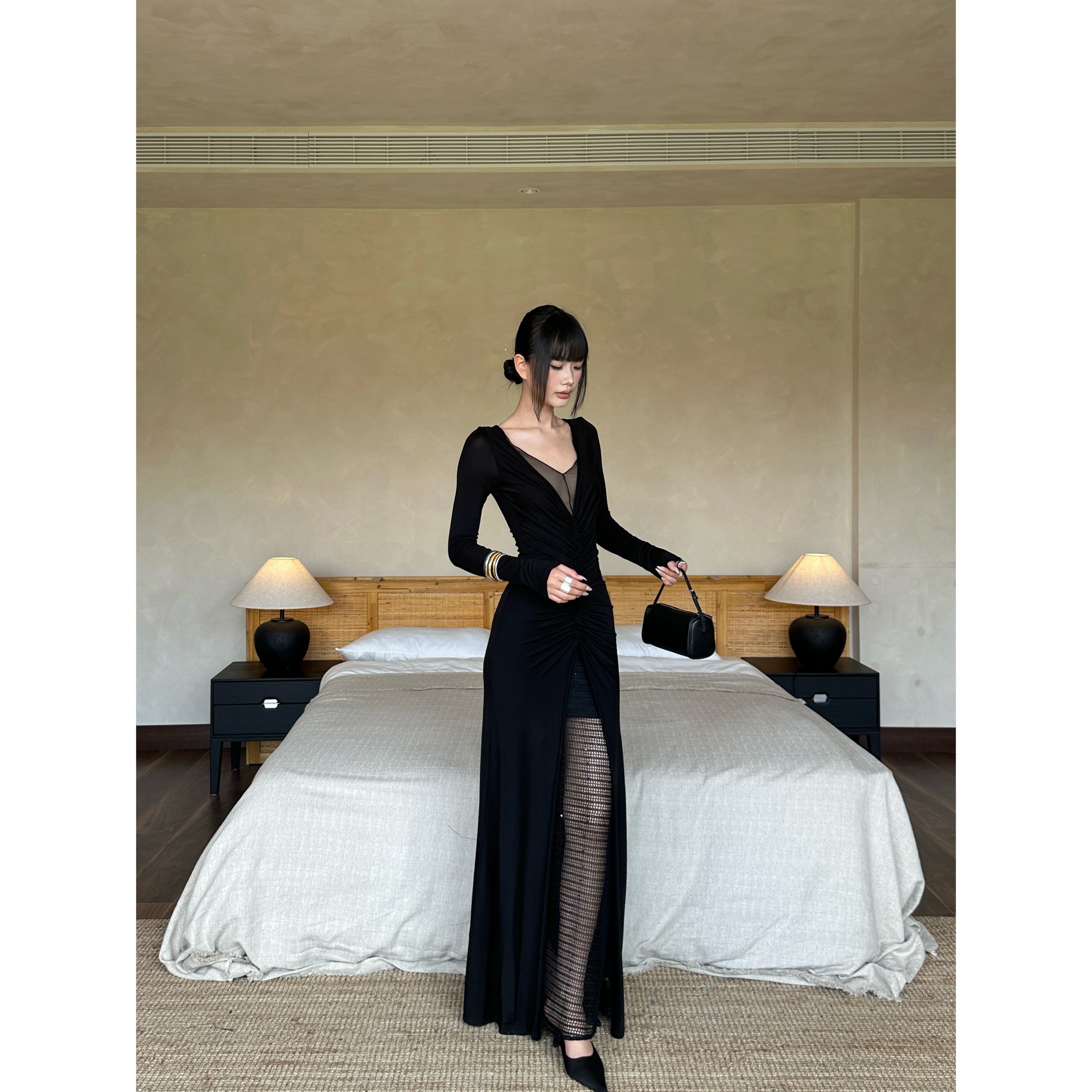 VENUIE【迷空步履】法式赫本风黑色v领连衣裙高级感修身显瘦23464