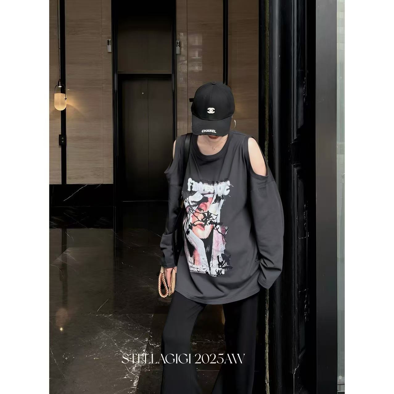 SG / 郭幂幂 AW 韩系时髦感 人像印花圆领露肩长袖T-20251659