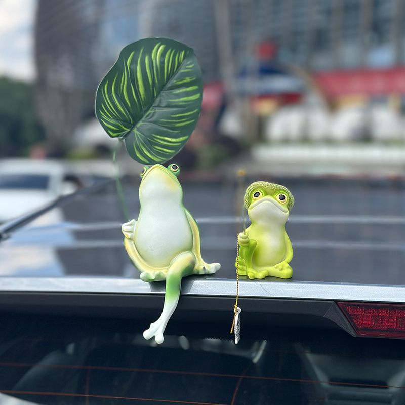 超萌个性恶搞悠闲撑伞青蛙车载摆件电动车内饰中控台车尾外装饰品
