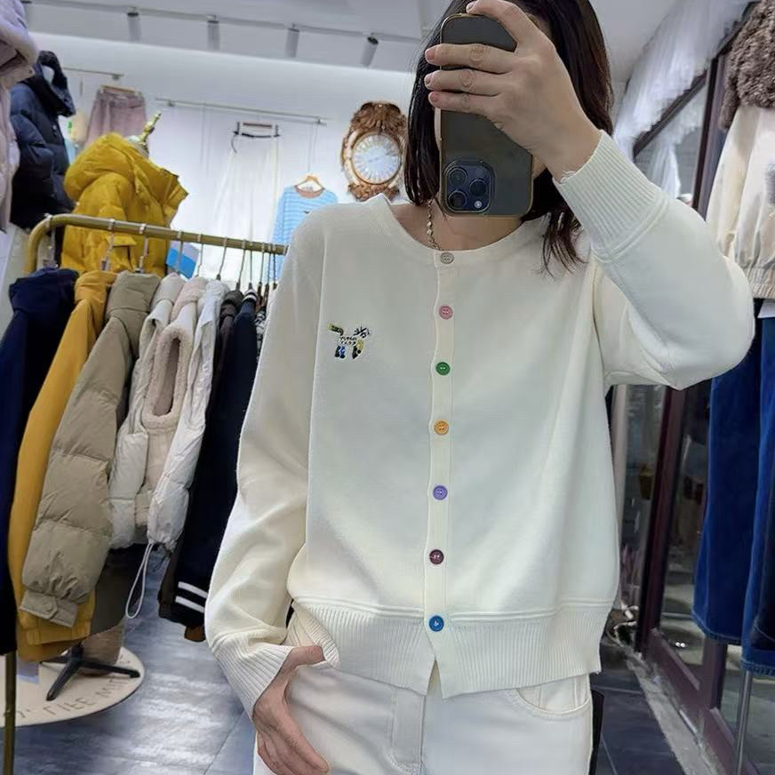 冬新品圆领彩扣设计刺绣高档简约百搭减龄舒适针织开衫毛衣打底女
