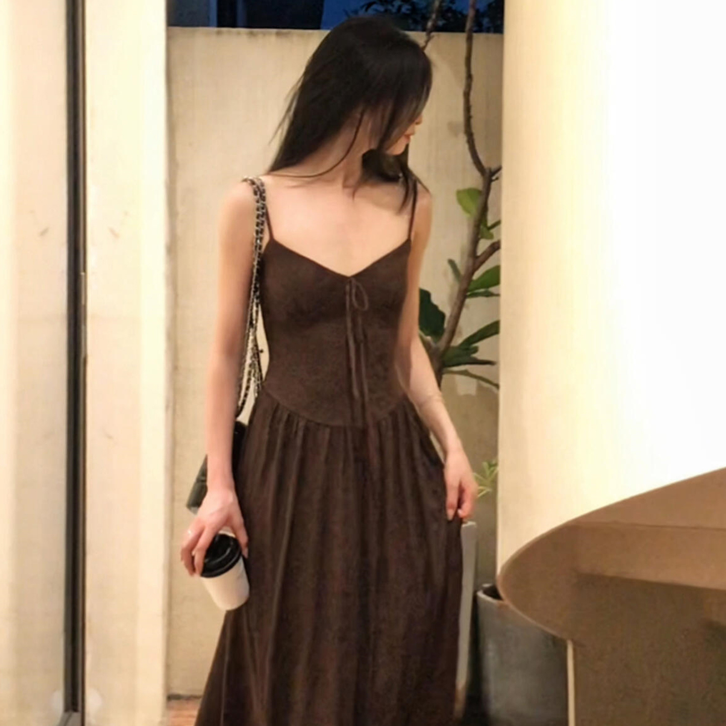 法式气质v领吊带连衣裙子女夏季2025新款海边度假高级感收腰长裙