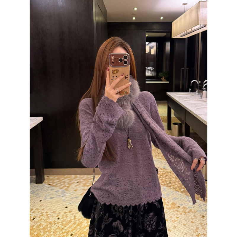 张涩涩“颈间奢语" 属于冬日的自洽 紫色磨毛蕾丝飘带打底衫