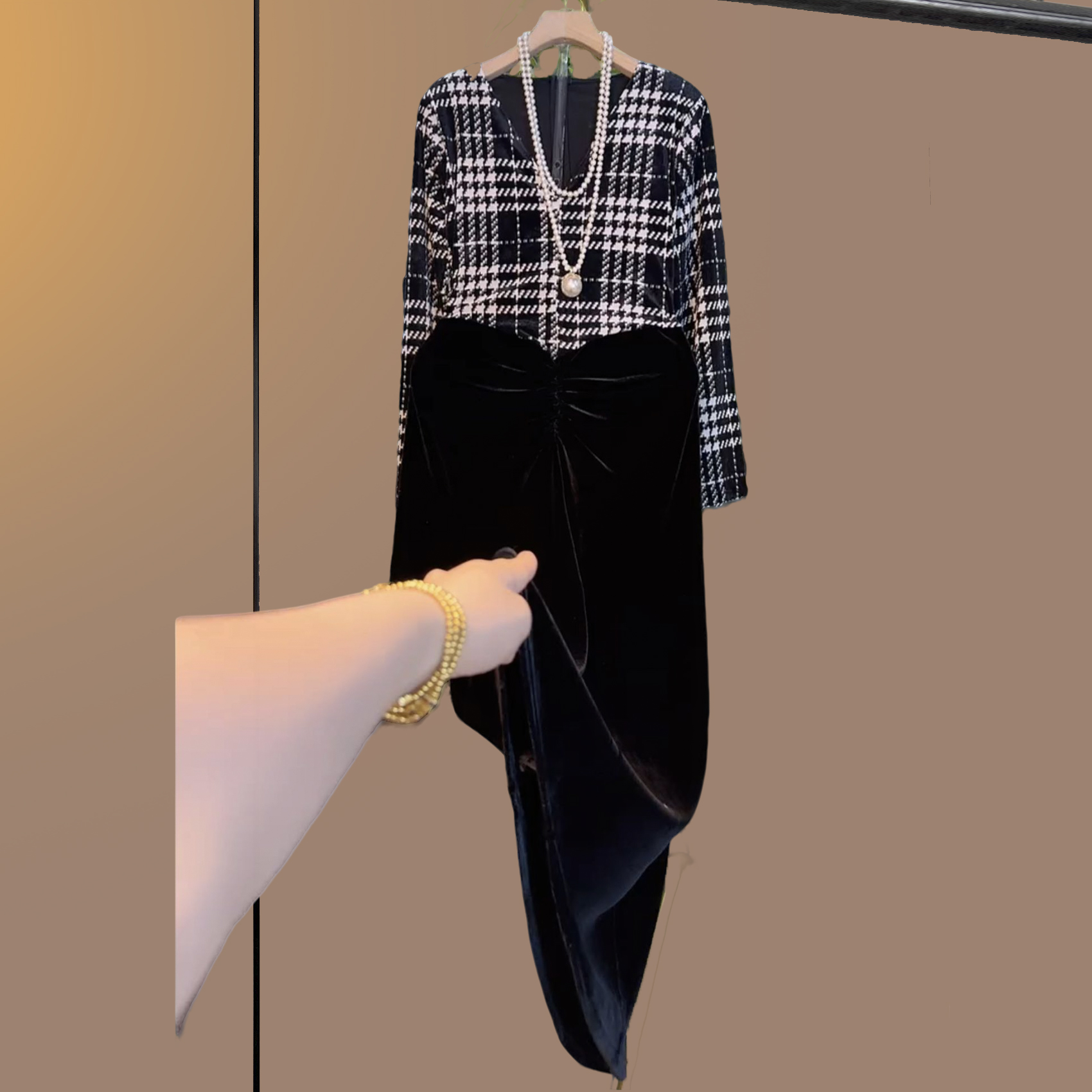 秋冬季大码女装胖妹妹遮肉显瘦宽松时尚简约黑色拼接格丝绒连衣裙