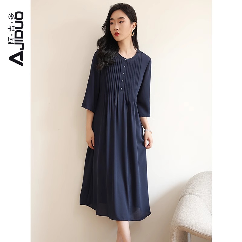 A31080阿吉多塔克褶蓝色连衣裙女春季新款顺滑垂感大码宽松显瘦裙