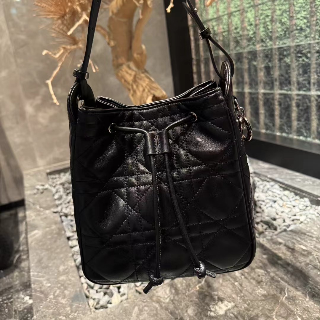 G&S轻奢~当季新款女包羊皮黑色菱挌水桶包休闲单肩斜挎抽绳女士