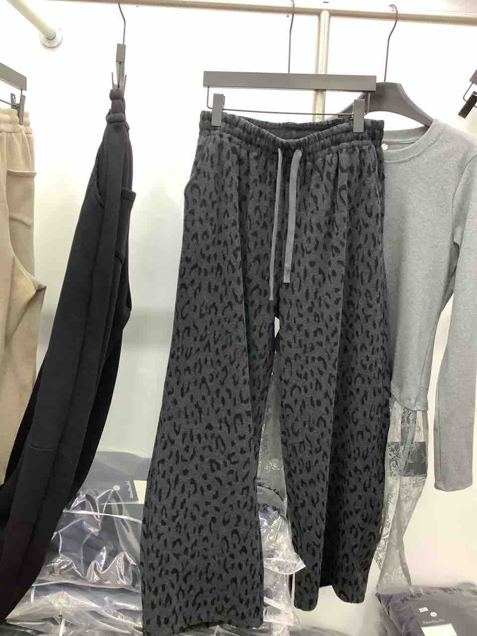 大码女生加绒豹纹休闲裤爆款弯刀腿裤高腰显瘦豹纹加绒阔腿裤