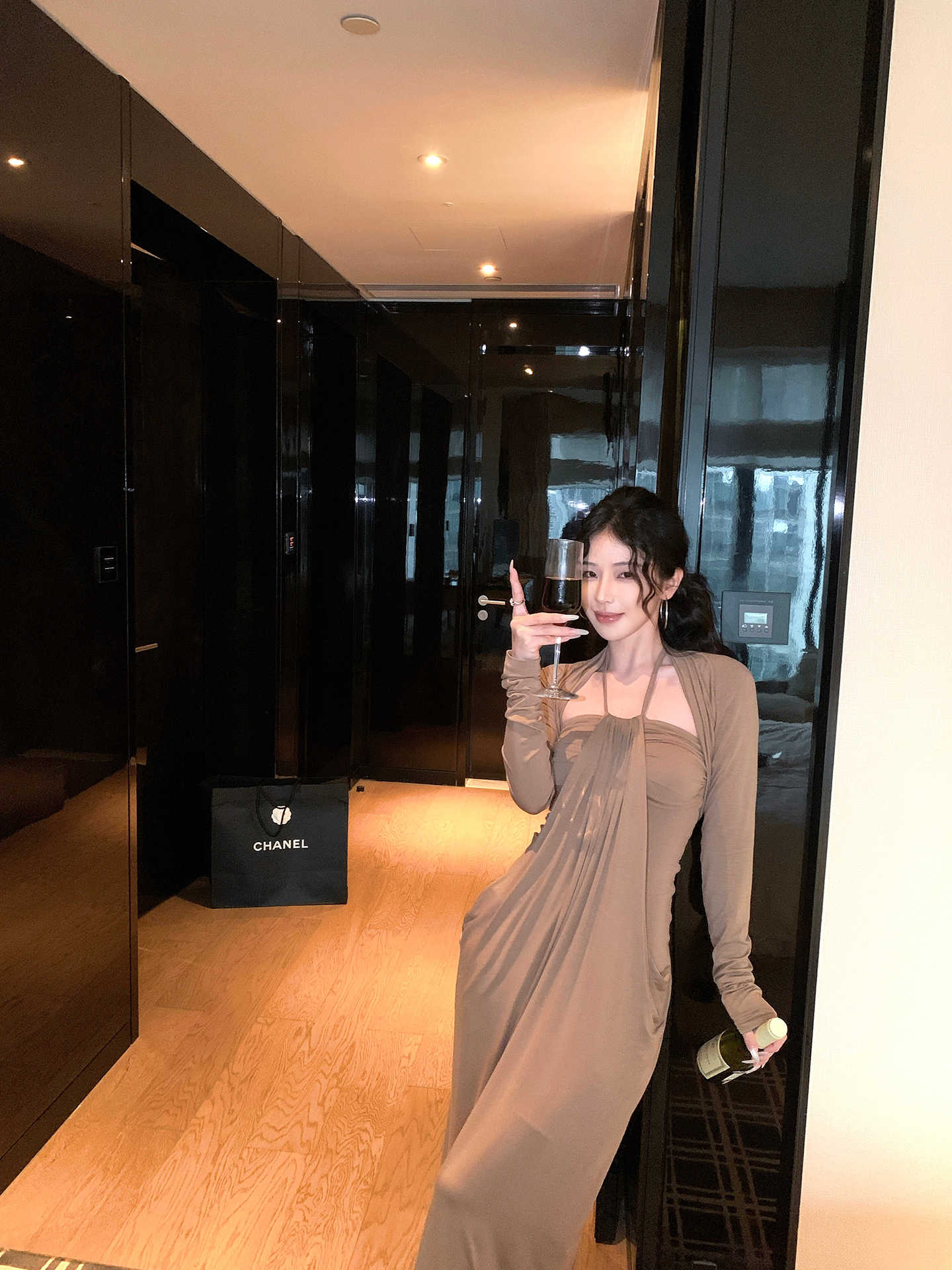 韩系设计感荡领挂脖抹胸裙温柔2025秋季新款收腰显瘦中长款连衣裙